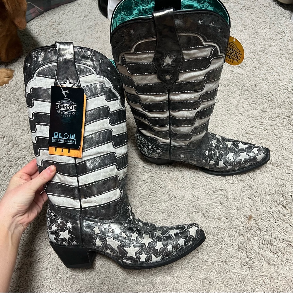 Corral womens black Stars and Stripes glow in the dark snip toe western.